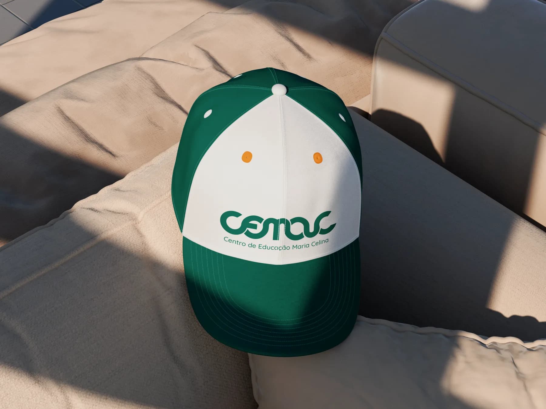 Boné com a identidade visual da CEMAC