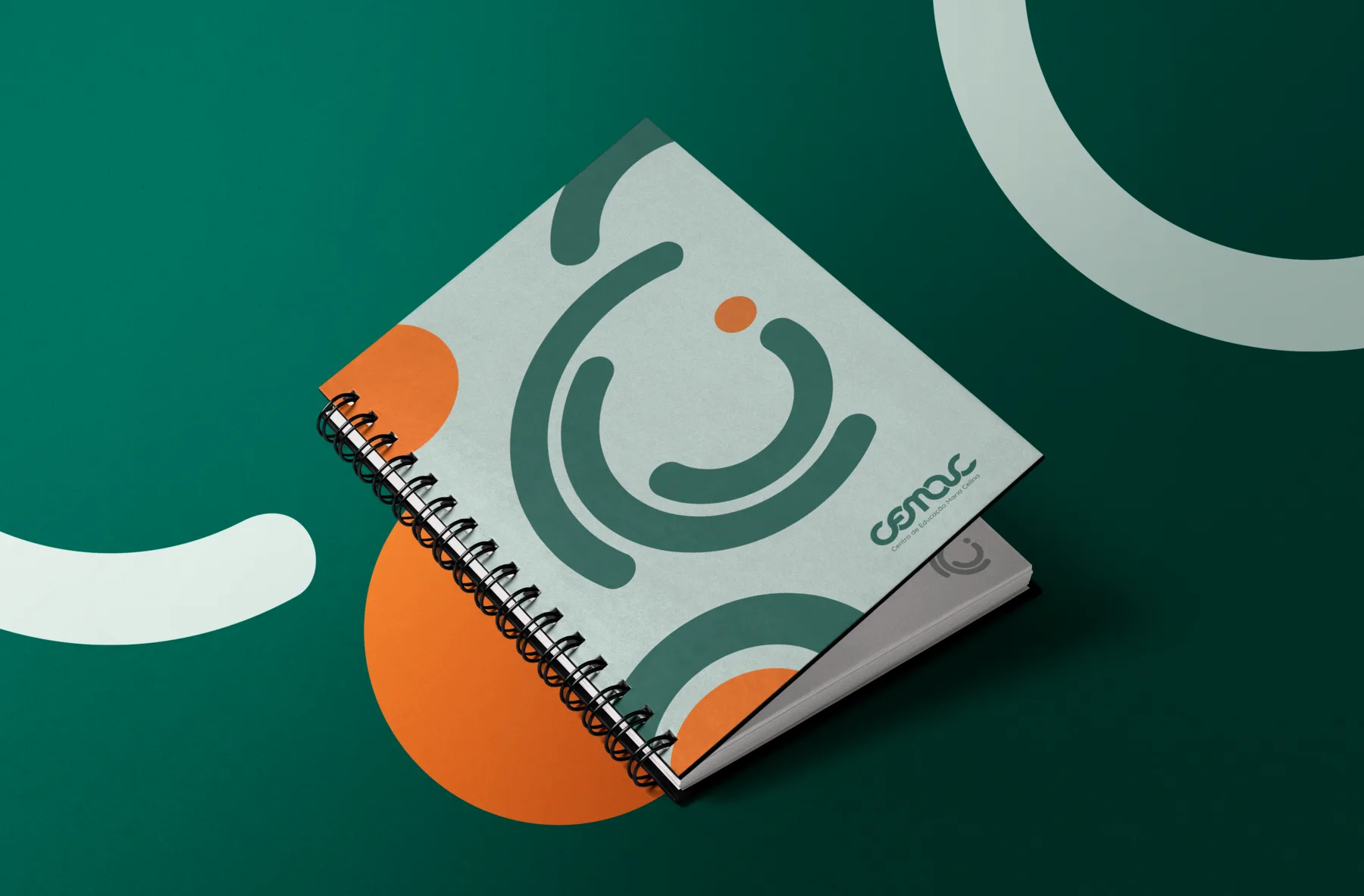 Caderno com a identidade visual da CEMAC
