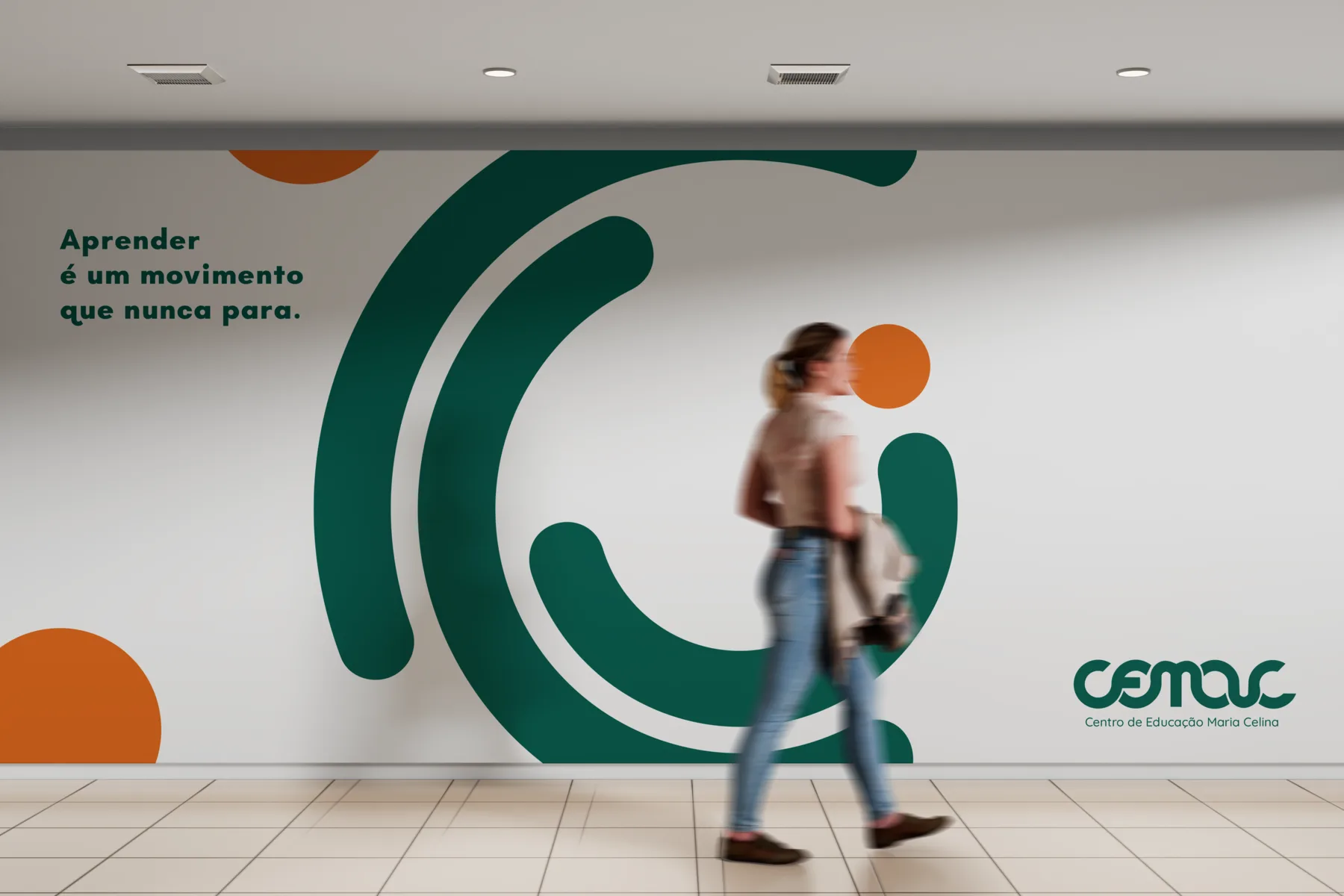 Ambiente pintado com as cores da identidade CEMAC
